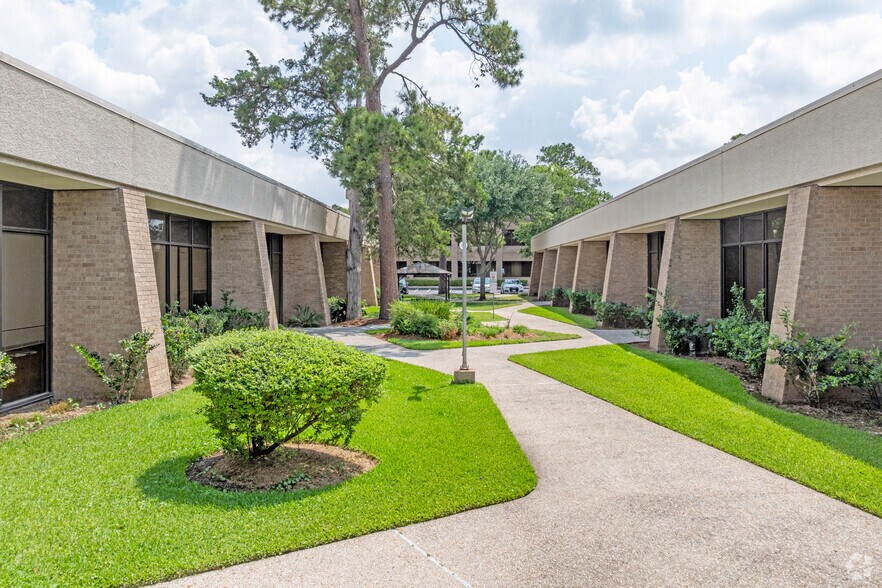 More Photos Of 8554 Katy Fwy, Houston Unknown For Lease