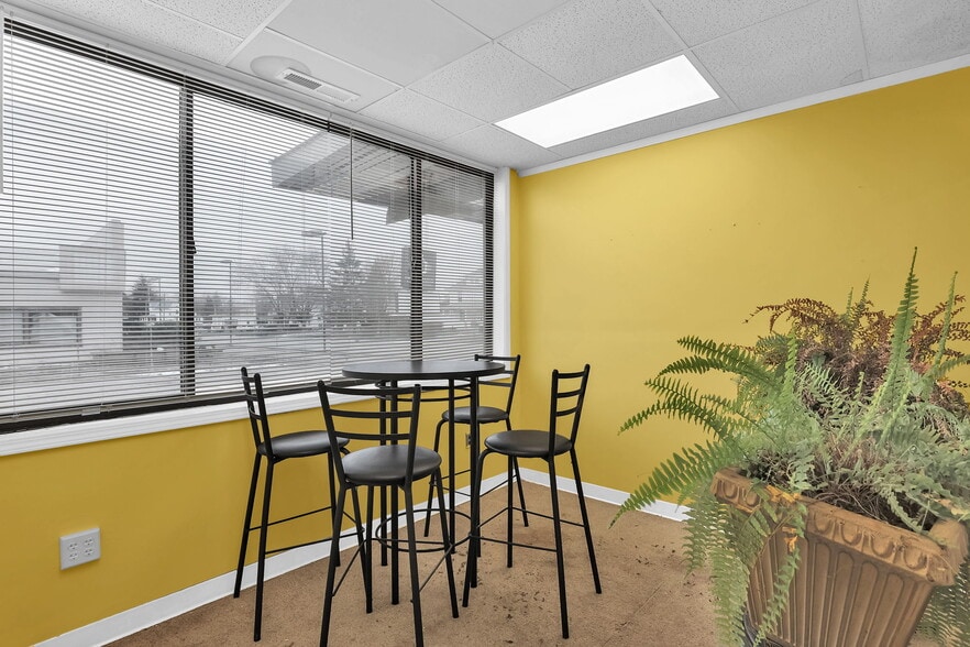 More Photos Of 955 N Main St, Urbana Showroom For Sale