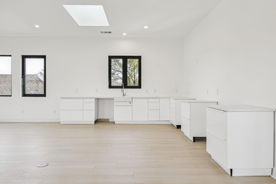More Photos Of 446 Tyler St, Dallas Office For Sale