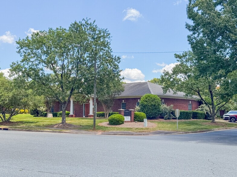 More Photos Of 2423 Plantation Center Dr, Matthews Medical For Lease