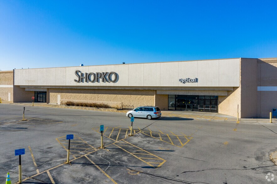 More Photos Of 699 S Green Bay Rd, Neenah Unknown For Lease