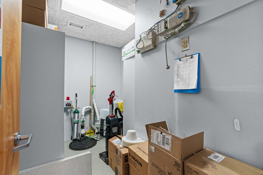 More Photos Of 28565-28585 Schoenherr Rd, Warren Medical For Lease