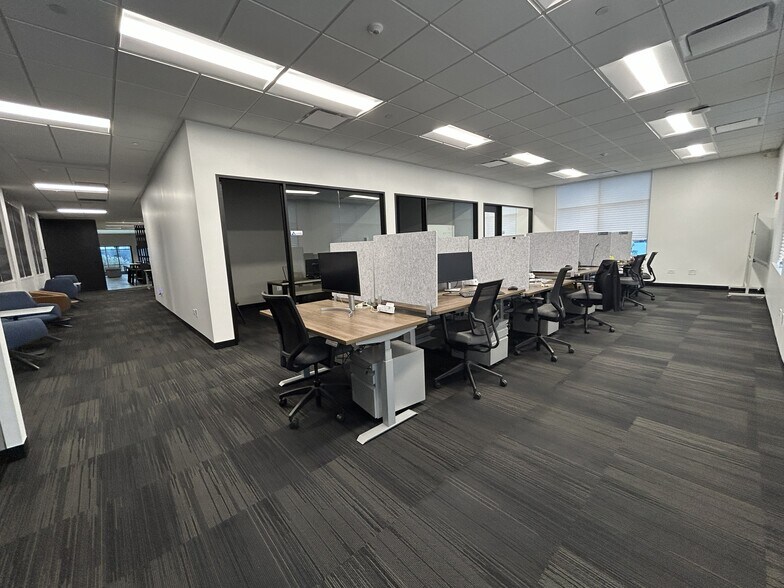 More Photos Of 265 Spring Lake Dr, Itasca Showroom For Lease