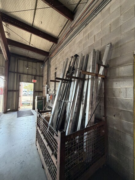 More Photos Of 2026 W Malone Ave, San Antonio Warehouse For Lease