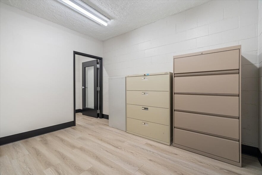 More Photos Of 1415 Shelby St, Indianapolis Office For Sale