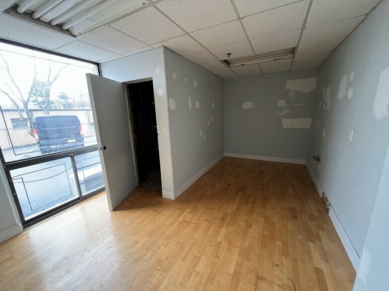 More Photos Of 601-605 Union Blvd, Totowa Showroom For Lease