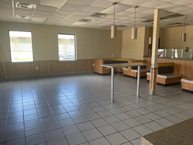 More Photos Of 2101 19th St, Hondo Fast Food For Sale