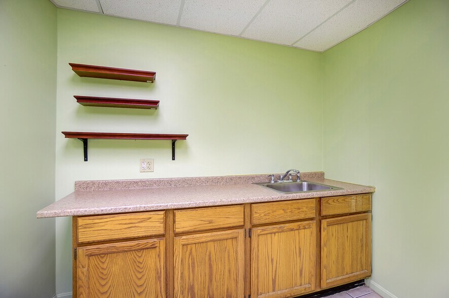 More Photos Of 3925-3927 Brotherton Rd, Cincinnati Office For Sale