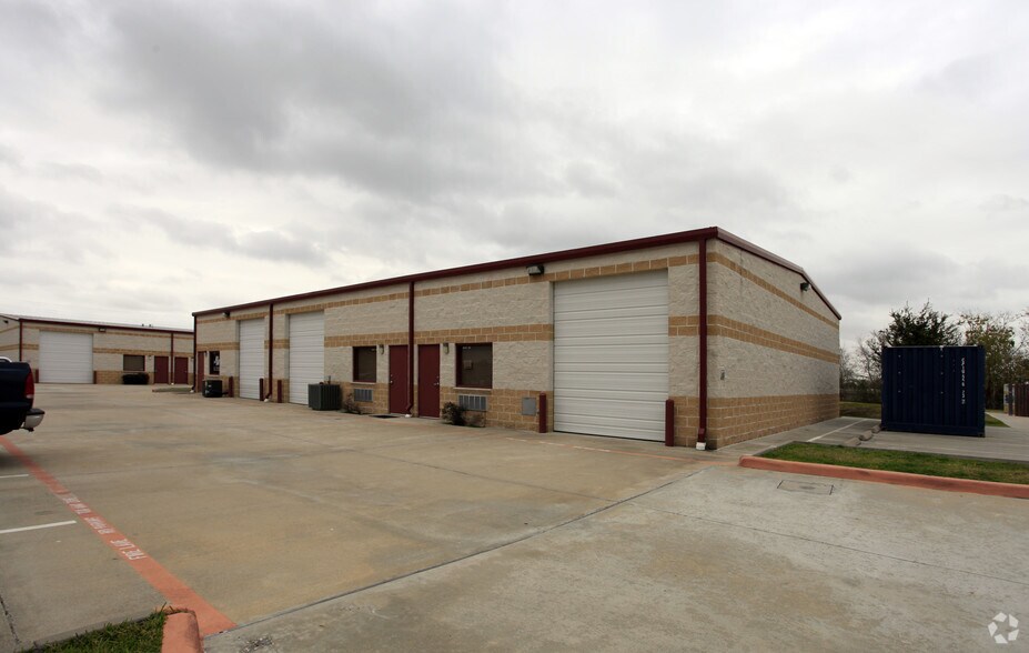 More Photos Of 2911 E Broadway, Pearland Warehouse For Lease