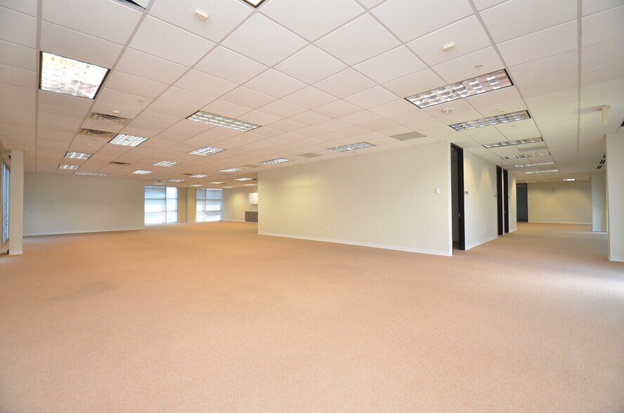 More Photos Of 7900 N Sam Houston Pky W, Houston Office For Lease