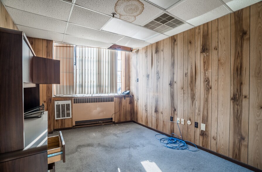 More Photos Of 413 Oxford Rd, Franklin Manufacturing For Sale