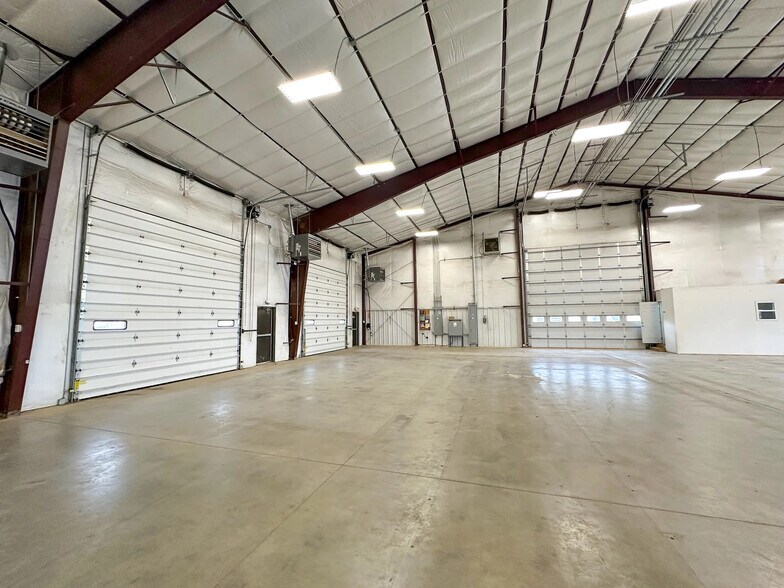 More Photos Of 5066 Owan Industrial Park Dr, Williston Warehouse For Lease