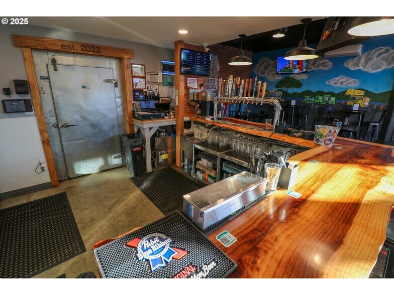 More Photos Of 790 N Bayshore Dr, Coos Bay Freestanding For Sale