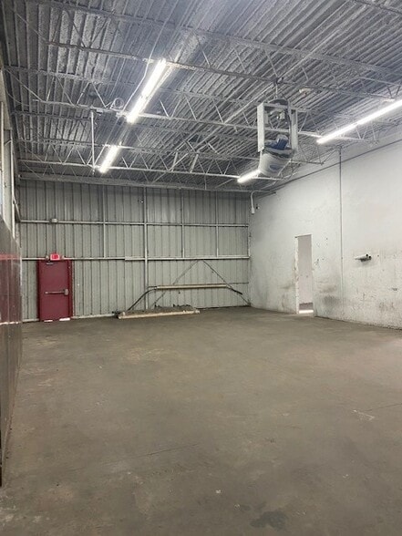 More Photos Of 304 S 12th St, Waco Warehouse For Lease