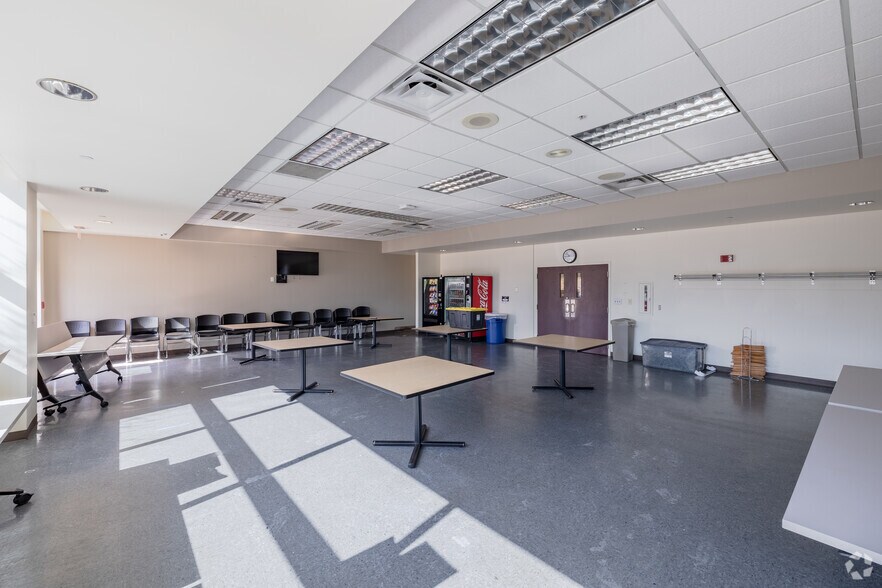 More Photos Of 4300 Fashion Square Blvd, Saginaw Office For Lease