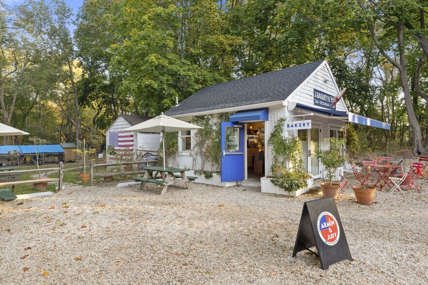 More Photos Of 1970 Montauk Hwy, Bridgehampton Restaurant For Sale