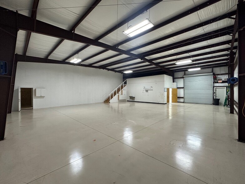More Photos Of 6679 Treeland Ave, Largo Warehouse For Lease