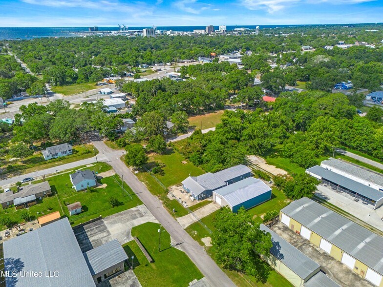 More Photos Of 2713 & 2717 15th Ave, Gulfport Light Distribution For Sale