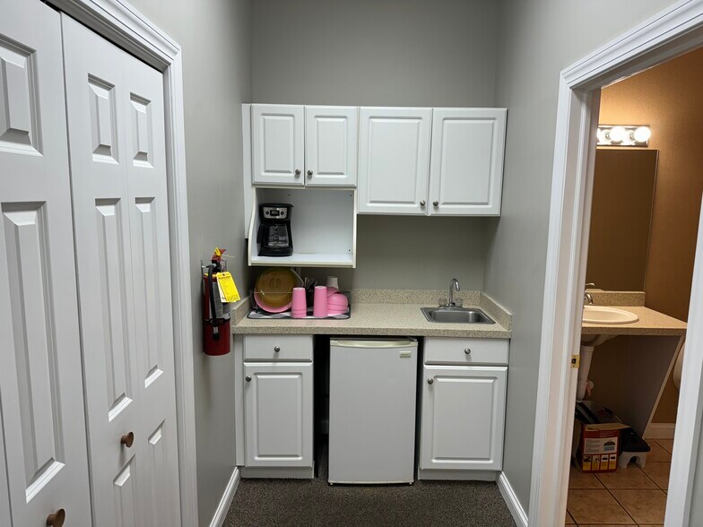 More Photos Of 2901 E Bristol St, Elkhart Office For Sale