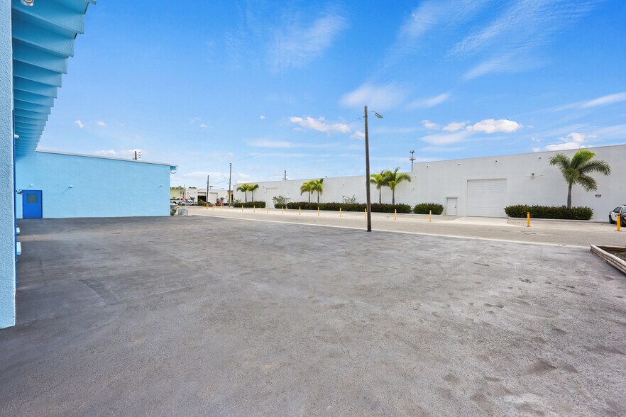 More Photos Of 2605 Kelly Ln, Lake Worth Light Distribution For Lease