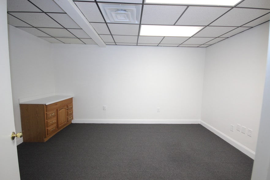 More Photos Of 2401-2411 S Charles Blvd, Greenville Office For Lease