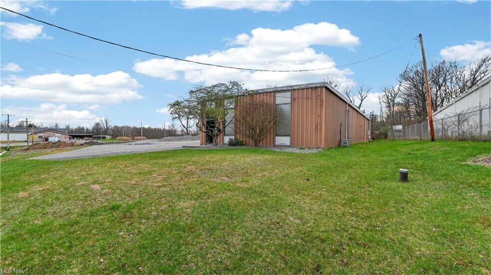 More Photos Of 3060 Gale Ave, Hubbard Warehouse For Sale