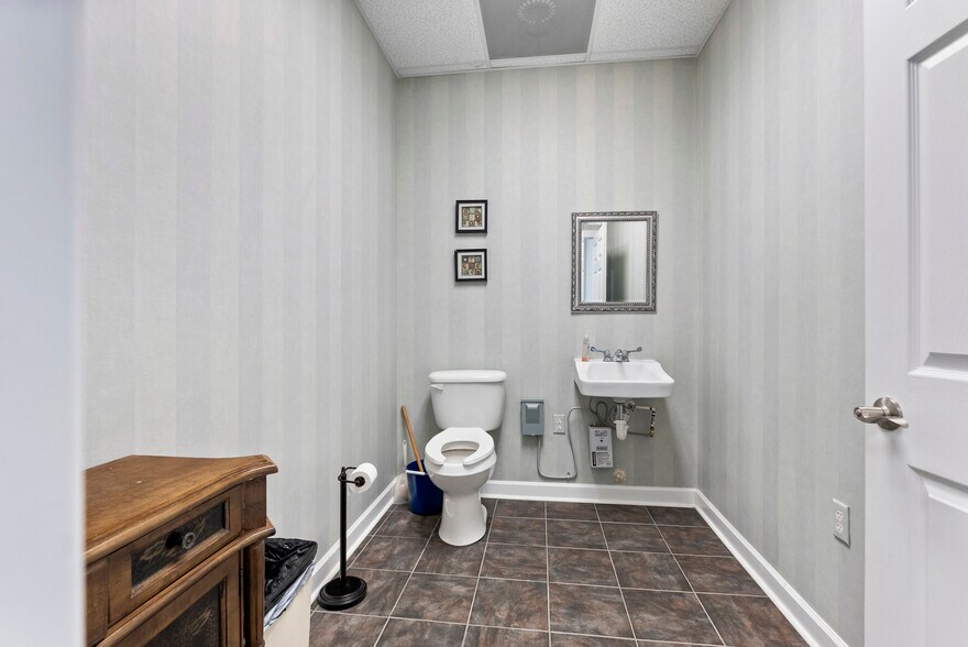 More Photos Of 103-105 Tradewynd Dr, Lynchburg Medical For Sale