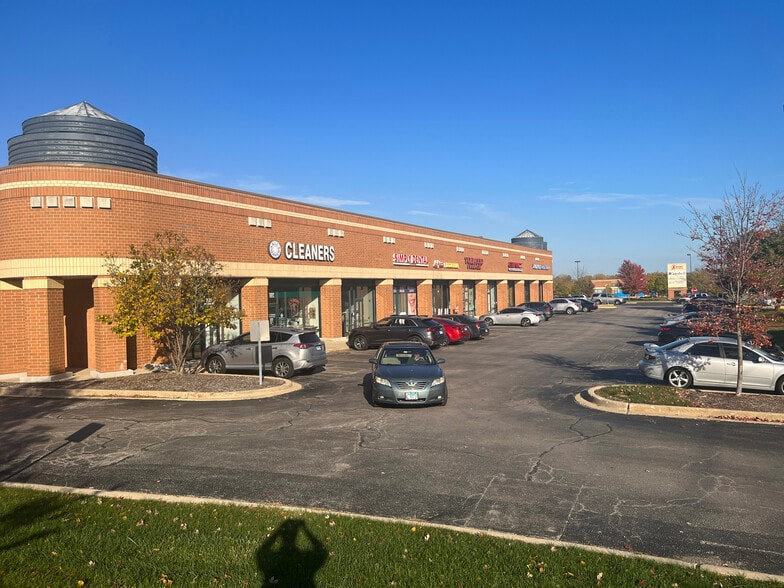 More Photos Of 335-411 E Geneva Rd, Carol Stream Unknown For Lease