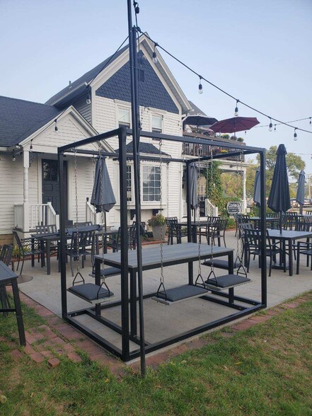 More Photos Of 132 Old McHenry Rd, Long Grove Restaurant For Lease