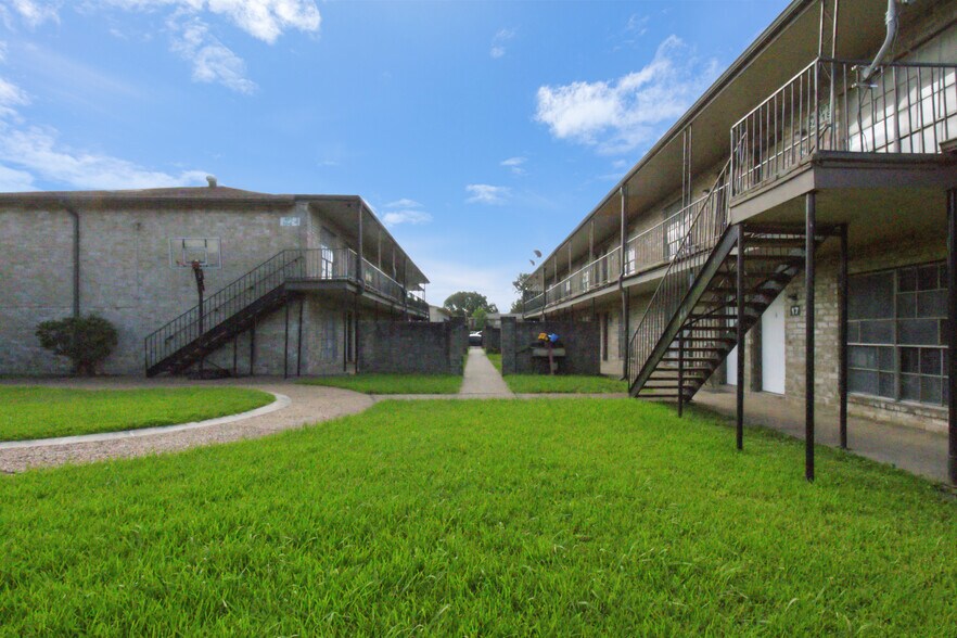 More Photos Of 3046 Golfcrest Blvd, Houston Apartments For Sale