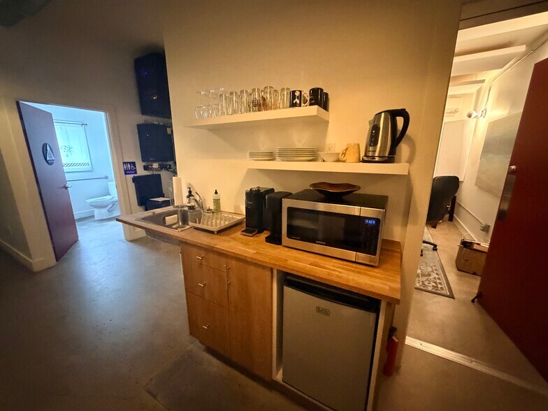 More Photos Of 11008 Magnolia Blvd, North Hollywood Storefront For Sale