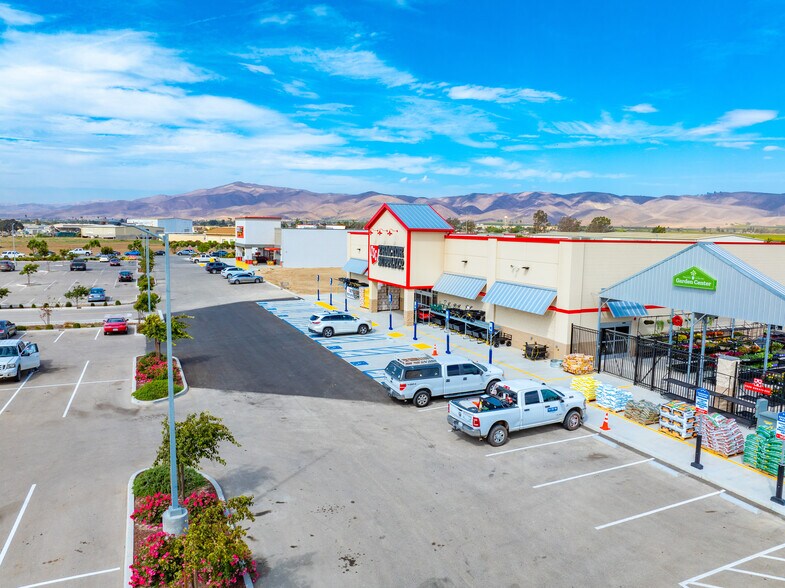 More Photos Of Tractor Supply, Soledad General Retail For Sale