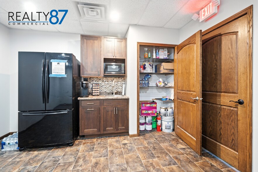 More Photos Of 2700 Stonegate Ct, Hiawatha Showroom For Sale