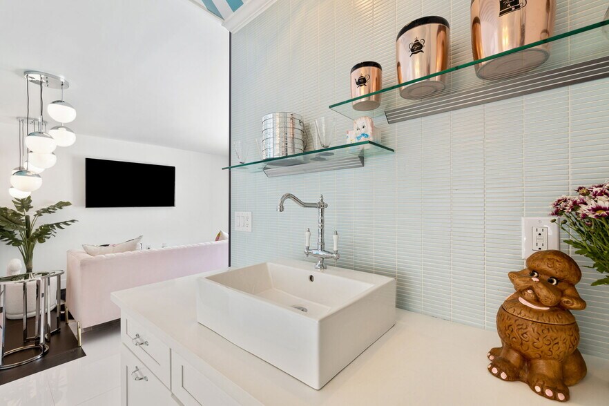 More Photos Of 120 W Vereda Sur, Palm Springs Hotel For Sale