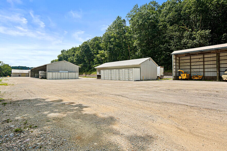 More Photos Of 8106 Intersection Rd, Glen Rock Warehouse For Lease