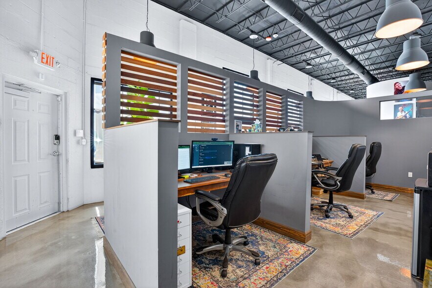 More Photos Of 2500 Emerson Ave S, Saint Petersburg Manufacturing For Lease