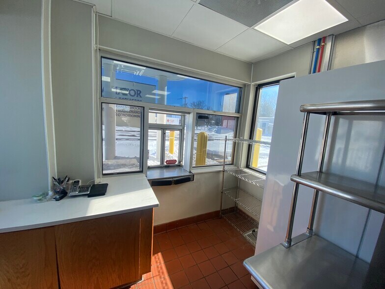More Photos Of 2299 Elizabeth Lake Rd, Waterford Fast Food For Lease