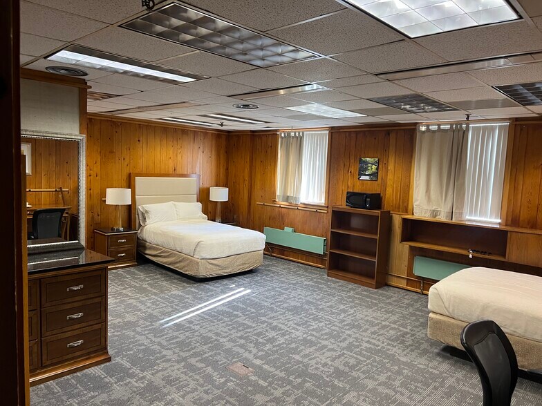 More Photos Of 136 Center St, Old Town Office For Sale