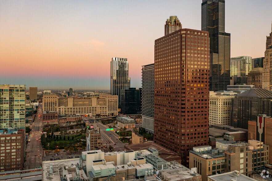 More Photos Of 425 S Financial Pl, Chicago Office For Lease