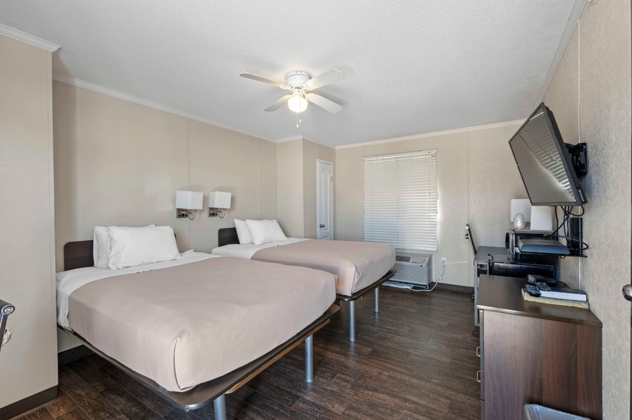 More Photos Of 100 W Taos St, Hobbs Hotel For Sale