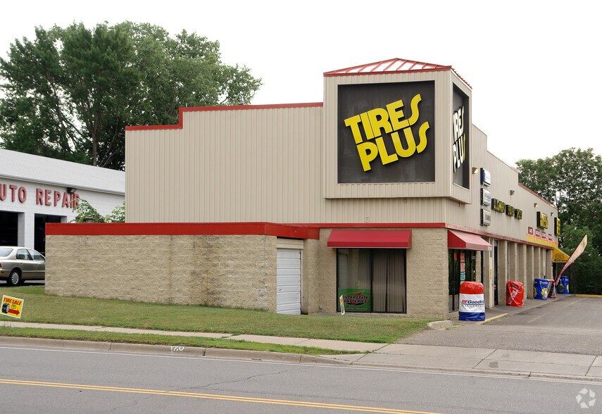 Primary Photo Of 1329 W Larpenteur Ave, Roseville Auto Repair For Lease