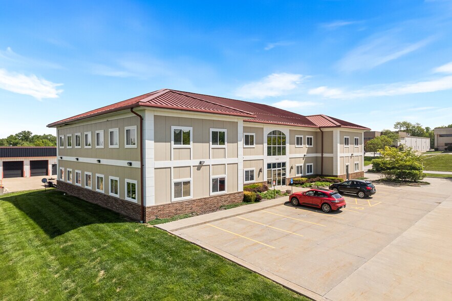 More Photos Of 4120 NE Port Dr, Lee's Summit Office For Sale