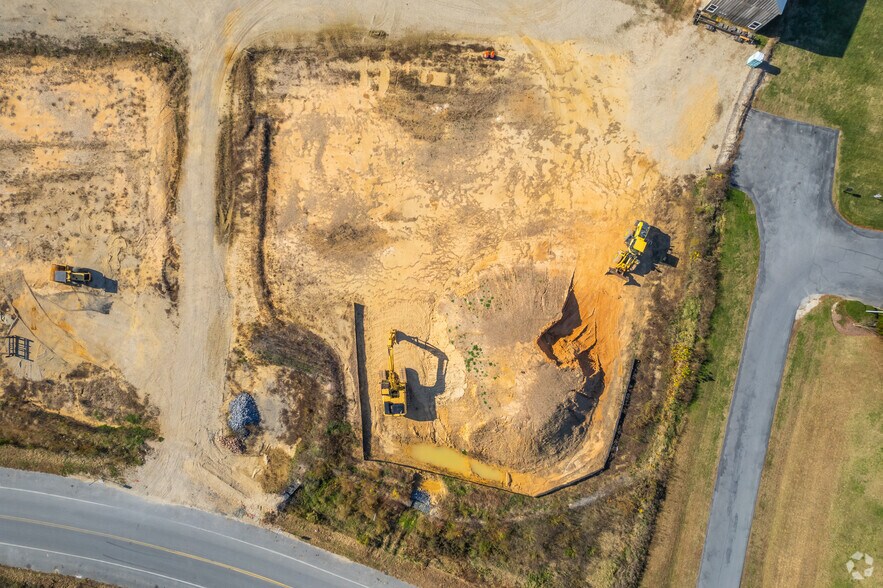 More Photos Of 7620 Meadow Run Ln, Owings Unknown For Lease