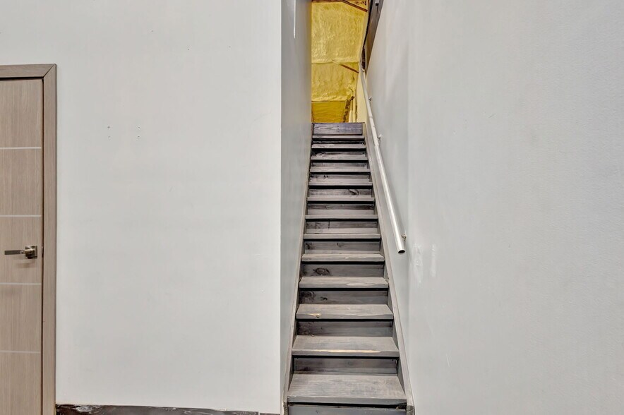 More Photos Of 228 Hibiscus St, Jupiter Light Manufacturing For Sale