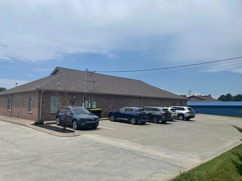 More Photos Of 3929 Lamar Dr, Clarksville Office For Lease