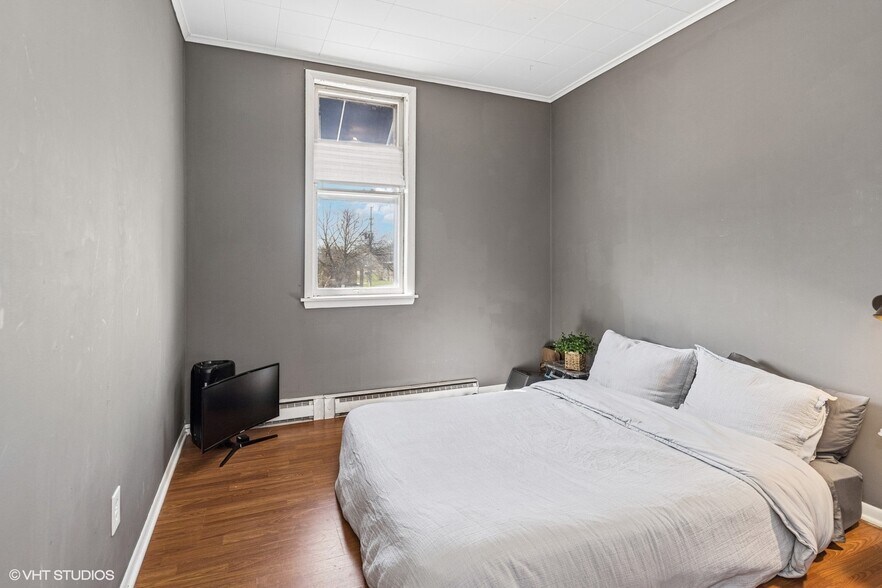 More Photos Of 1224 N Green St, Mchenry General Retail For Sale