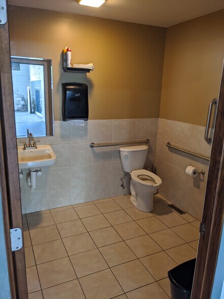 More Photos Of 250 S Kinzie Ave, Bradley Flex For Sale