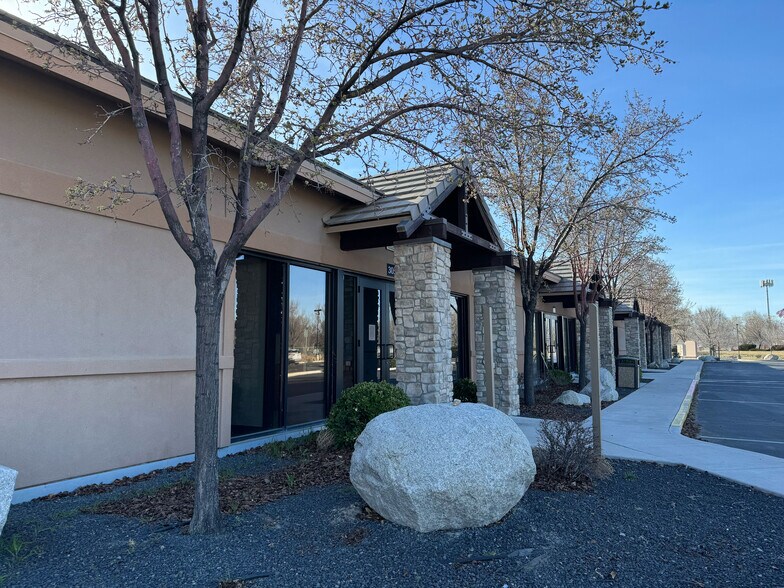 More Photos Of 1020 New River Pky, Fallon Medical For Lease