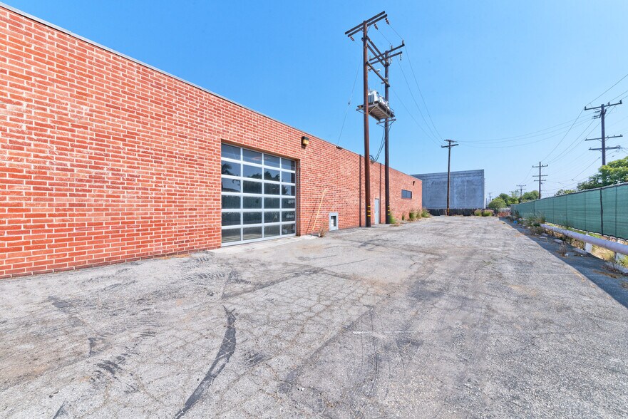 More Photos Of 13100 Yukon Ave, Hawthorne Research And Development For Lease