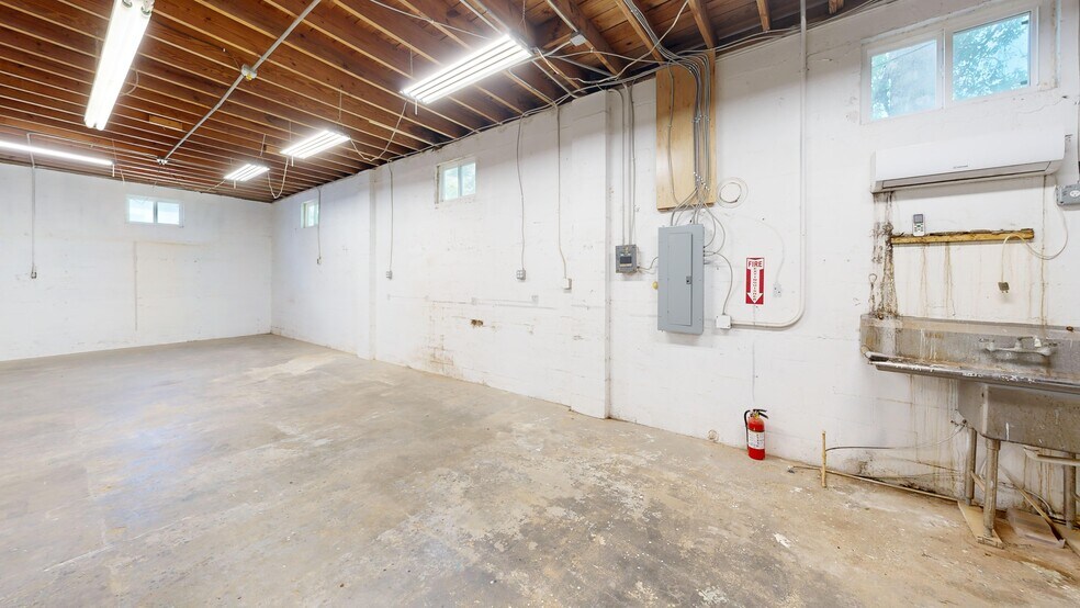 More Photos Of 2539-2545 Coolidge Ave, Orlando Warehouse For Lease